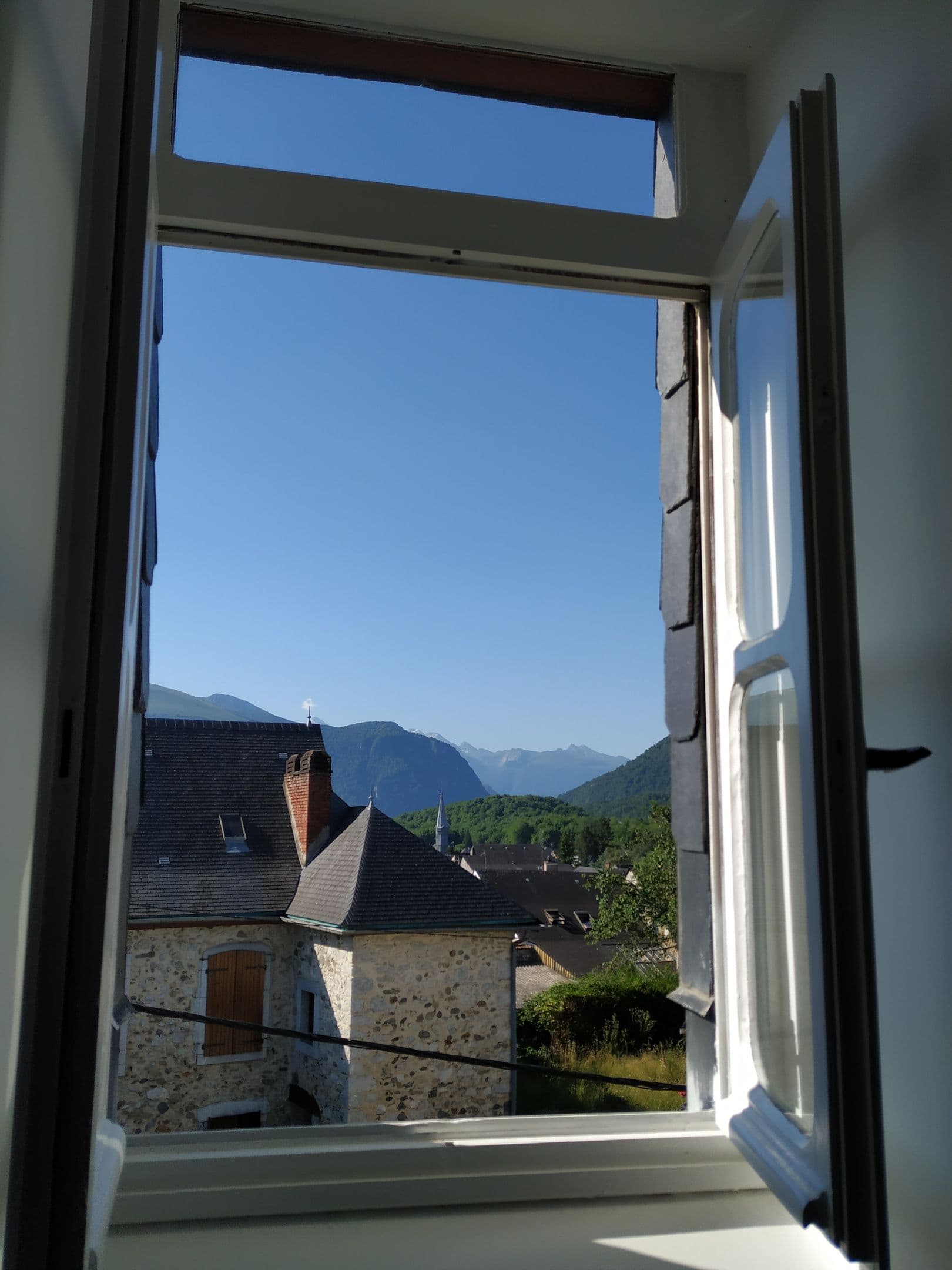 Photo de la vue de la fenêtre du salon de la maison Gaïnaa sur la montagne