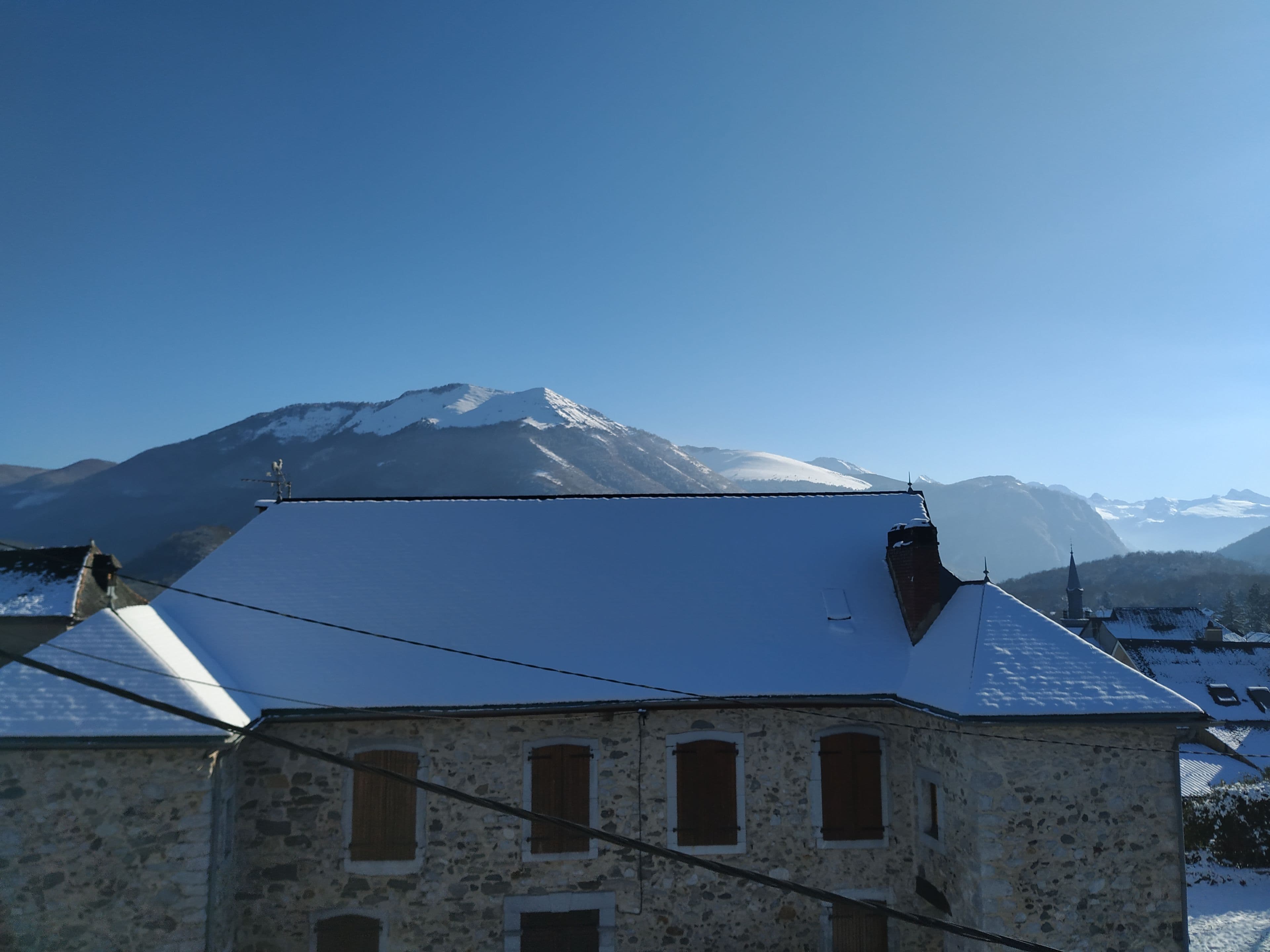 Photo de la vue de la fenêtre du salon de la maison Gaïnaa sur la montagne en hiver